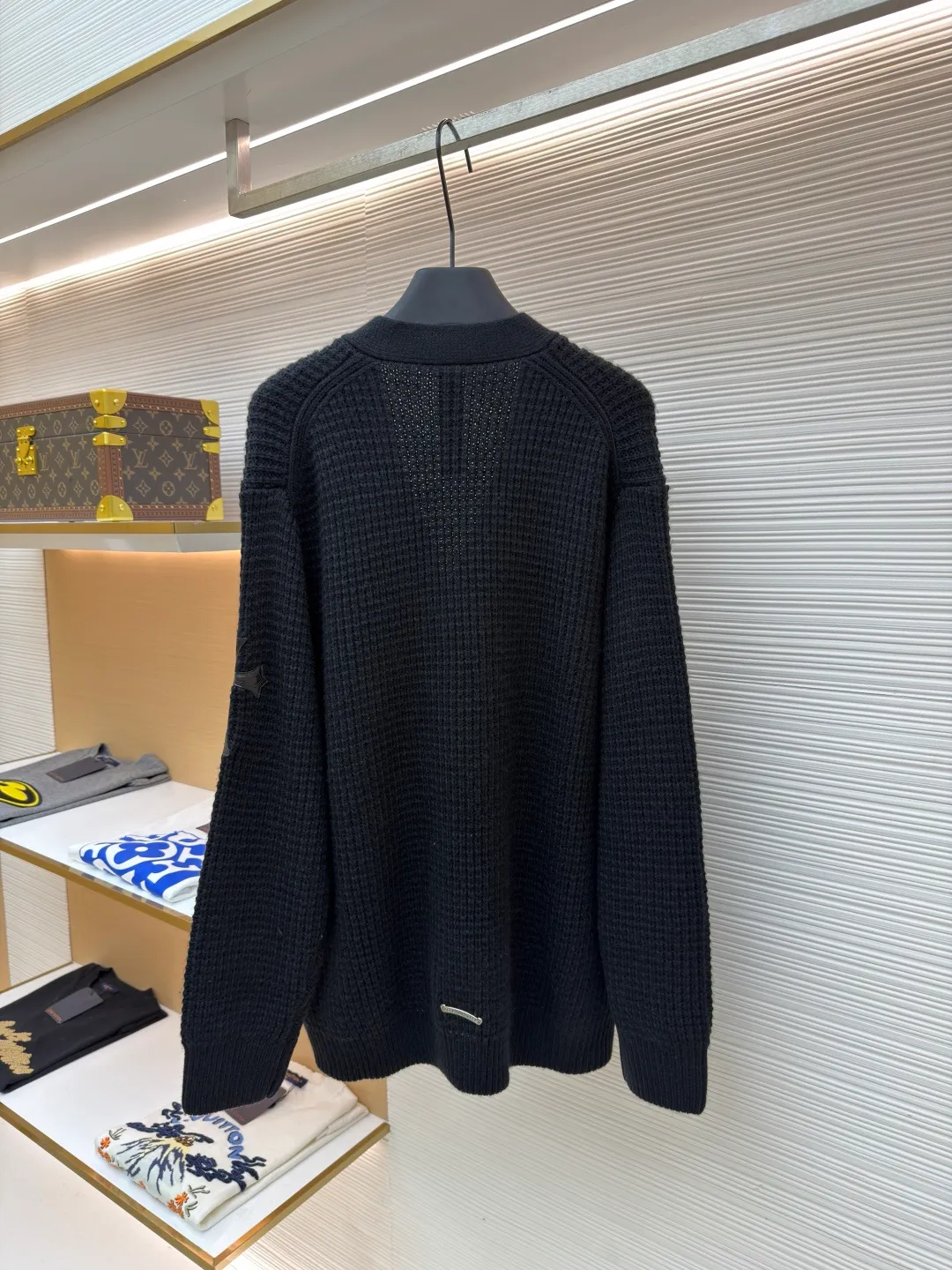 Chrome Hearts waffle cashmere cardigan ●Item number: 1682054-B85 ●Fabric: cashmere fabric ●Technology: hand-sealed label making ●Color: black ●Version: loose fit ●Weight: about 760 grams ●Size: S-M-L ●Description: Purchased from the original button counter for 52,000. The custom-spun yarn is made of 55% cashmere + 20% wool + 20% special nylon + 5% anti-pilling acrylic blended material. Customized placket and lining placket protein leather. Customized double-layer cross leather label. Customized mold opening accessories silver ornaments. With air cooler shaping + pure hand sealing label. Sewing buttons. Same style for men and women. The workmanship details are very good. The overall wiring is straight and delicate, the fabric is comfortable and soft, and the color is consistent without color difference. It can be matched with the same style to create a fashionable look and control various occasions. Customized accessories, complete with three standards, same style for men and women!